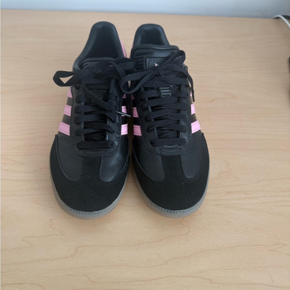 UNISEX SAMBA MESSI INDOOR SOCCER SHOES | Black/Pink (6.5 women’s) - Picture 5 of 11